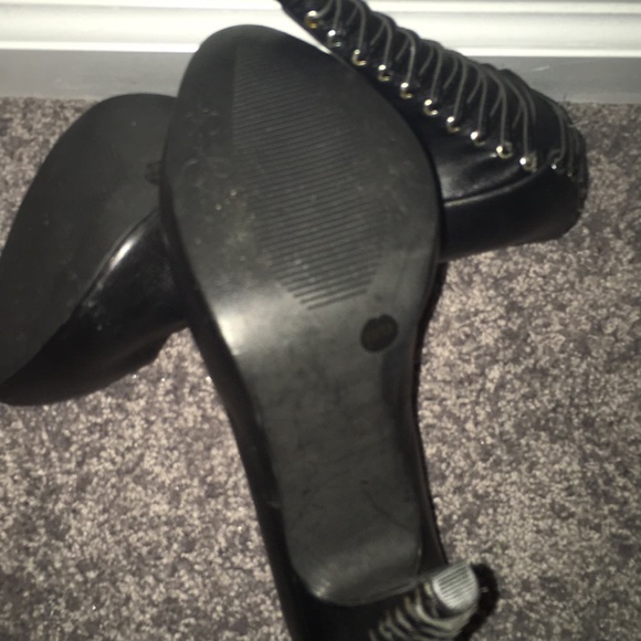 Shoes - Picture 4 of 4